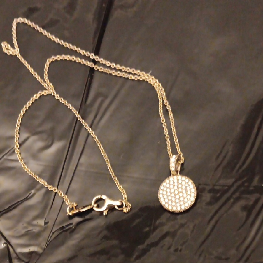 Elegant Gold Pendant Necklace